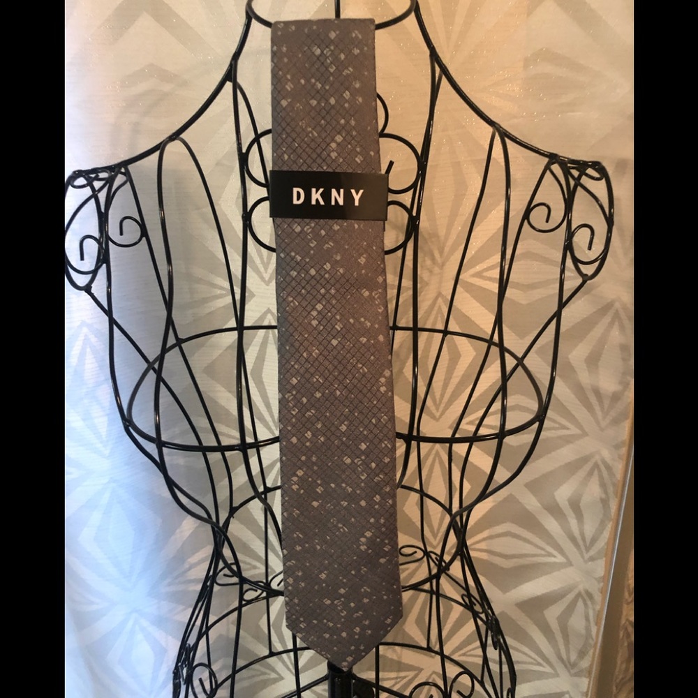 DKNY NWT-Men’s Grey tie. 51% cotton 49% silk. Msrp $69.50.